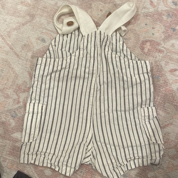 Carter’s Gray and off white boy bundle set - Picture 10 of 14